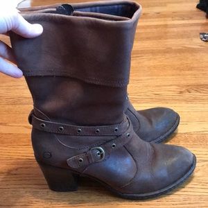 Born mid calf soft leather boots. M/w wideth